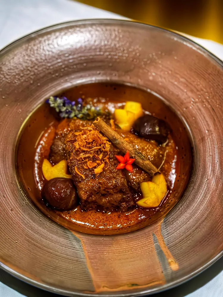 馬薩曼烤伊比利豬搭栗子及茉莉香米。業者提供