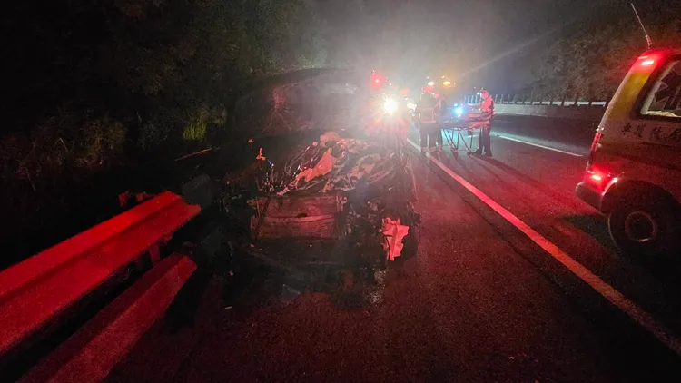 初步調查，轎車先撞護欄後翻覆，再遭廂型車撞擊。民眾提供