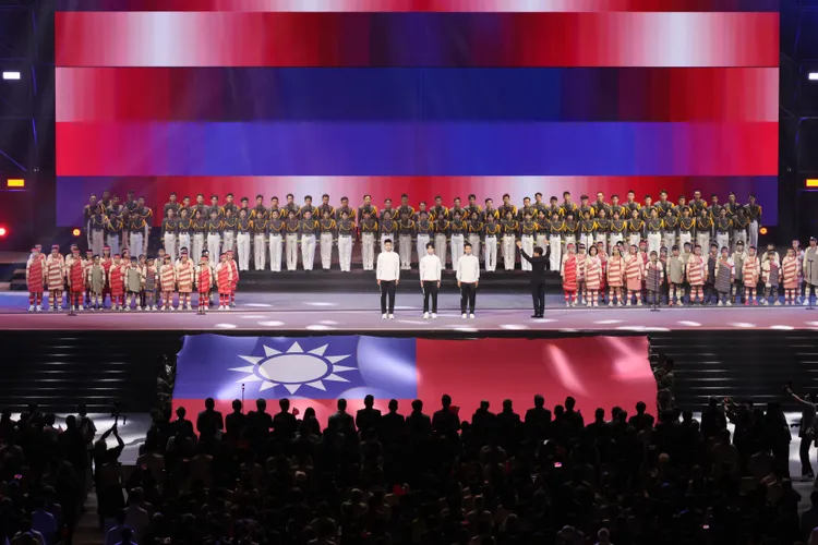 國慶晚會開幕拉巨幅國旗。彭欣偉攝