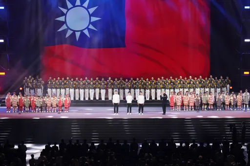 國慶晚會開幕!全場起立唱國歌 手搖國旗歡呼