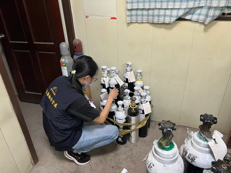 台中市食安處搜索當天查獲29瓶疑以工業氣體混充醫療氣體的鋼瓶。市府提供