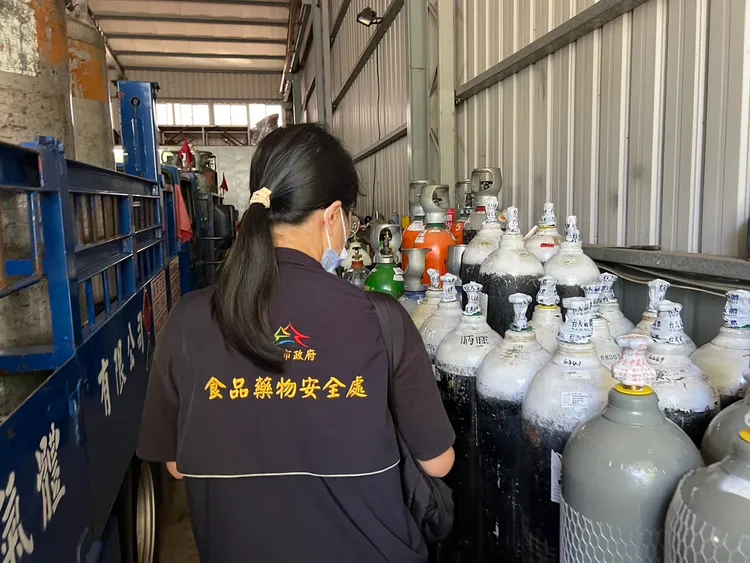 台中市食安處配合檢調搜索昞暉公司，查驗違法的醫用氧氣。市府提供