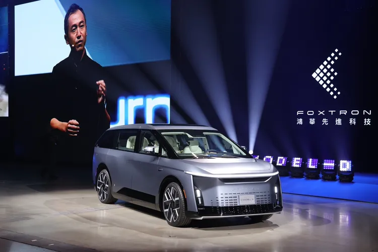 2024 鴻海科技日開幕 Model D。莊宗達攝