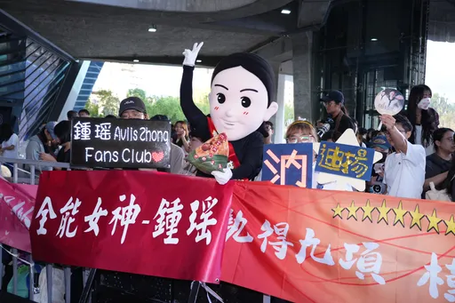 金鐘紅毯|粉絲拚場道具齊出 鍾瑶大型人偶祝福「包中」