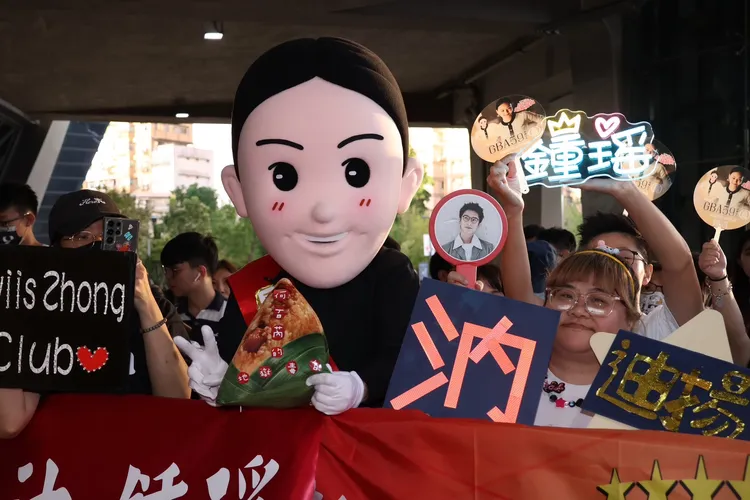 鍾瑶粉絲自製人偶相當搶眼。莊宗達攝