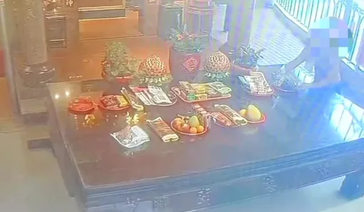 阿北肚子餓!來這宮廟拜拜兼偷供品吃 監視器都拍到了