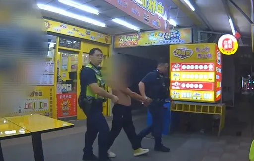 半裸男深夜闖汐止「全家」　搶收銀機銅板還害女店員摔傷