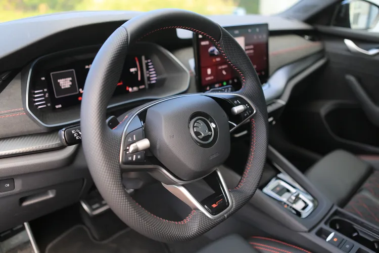 帶有RS字樣的三輻式飛梭滾輪平底方向盤，不僅造型出色，抓握質感也令人滿意。林浩昇攝