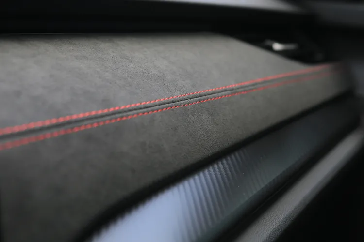 中控台除了碳纖維紋路飾板，也以麂皮材質搭配紅色縫線精心鋪陳出熱血氛圍。林浩昇攝