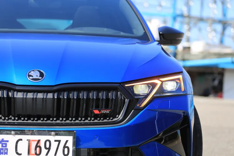 前臉的部分針對頭燈予以修改，LED日行燈向下延伸勾勒，並在內部加入如同Kodiaq的藍色冰晶箭矢燈飾，並升級為Matrix LED 2.0智慧複眼頭燈。林浩昇攝