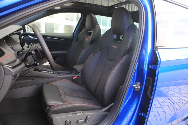 雙前座電動調整跑車座椅以新式樣紅色滾邊縫線呈現新風貌，駕駛座電動調整之外，更提供記憶、按摩及加熱功能。林浩昇攝