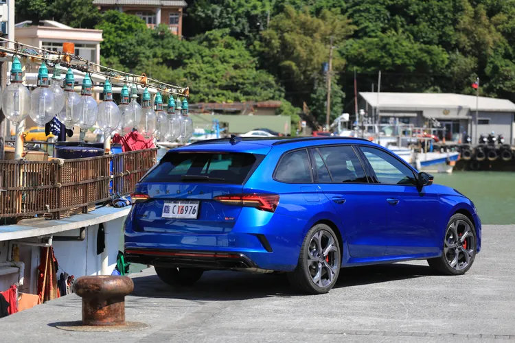 LED尾燈內的導光條經過細部修改，後保桿除了顯而易見的亮黑下分流器及排氣尾飾管，左右兩邊的開口設計也營造不少性能風貌。林浩昇攝