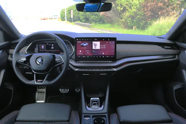 小改款Octavia RS在維持大部分格局基礎下，最重要的就是將中央懸浮式螢幕，從原有的10吋升級到和大改款Kodiaq相同的13吋規格。林浩昇攝