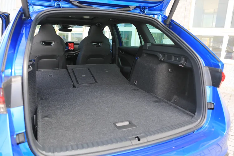 行李廂一般狀態擁有640公升容積，最大可擴充到1700公升，並且具電動啟閉及足踢感應，帶來高度的使用機能性。林浩昇攝