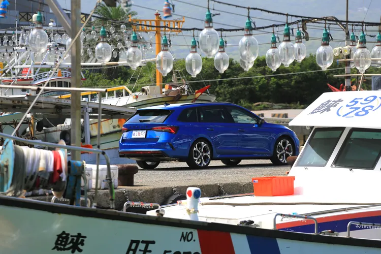 在性能旅行車界以動力輸出反應、操駕協調性、科技應用及機能性而論，Škoda Octavia Combi RS是個人認為最為均衡的選擇。林浩昇攝
