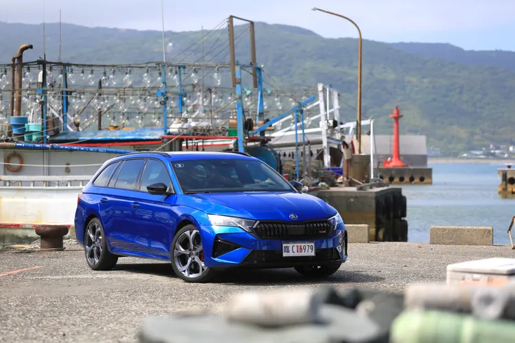 S車款不可或缺的黑化水箱罩、窗框、後視鏡飾板及字樣之外，小改款Octavia RS保險桿也同步進行造型修改。林浩昇攝