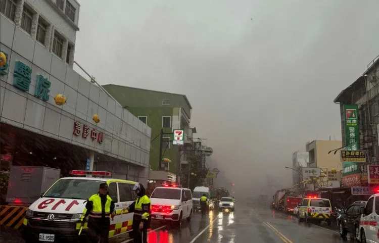 安泰醫院冒煙，警消到場搶救。翻攝屏東小鎮資訊