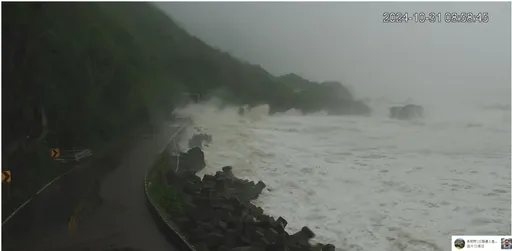 怪颱康芮掀12米巨浪 花東海岸「這路段」遭浪襲淹沒急封路