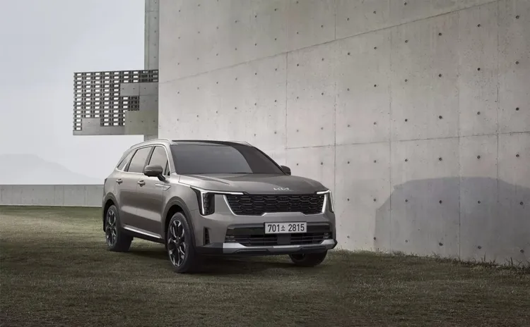 第四代Sorento小改款維持過去在國內的2.2升的柴油引擎，以及1.6升汽油渦輪油電雙動力陣容，售價165.9萬元起。原廠照片