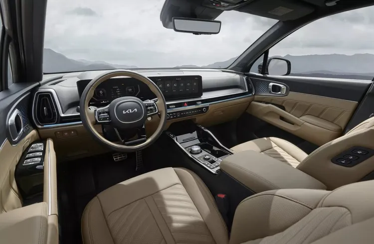 Sorento小改款中控台以重新設計的水平式空調出風口布局，搭配12.3吋數位儀表與12.3吋中控螢幕構成的曲面螢幕，帶來更趨近於電車的數位化氛圍。原廠照片