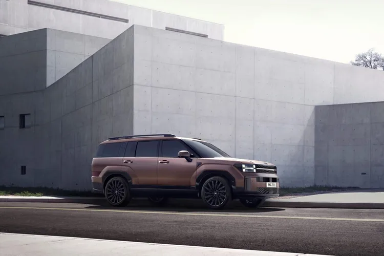 第五代Santa Fe在當前一股方正設計風潮之下，全新的粗獷越野風格登場，迎來車系史上最大的轉型。原廠照片