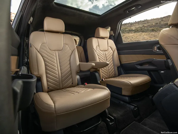 Sorento在Turbo-Hybrid渦輪油電車型更提供尊榮六人座與七人座兩種不同的空間配置。原廠照片