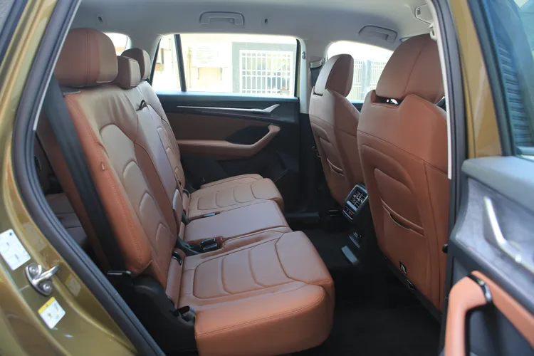 Skoda Kodiaq第二排空間一如過往寬敞舒適，並可六四分離進行前後滑移調整機能。林浩昇攝