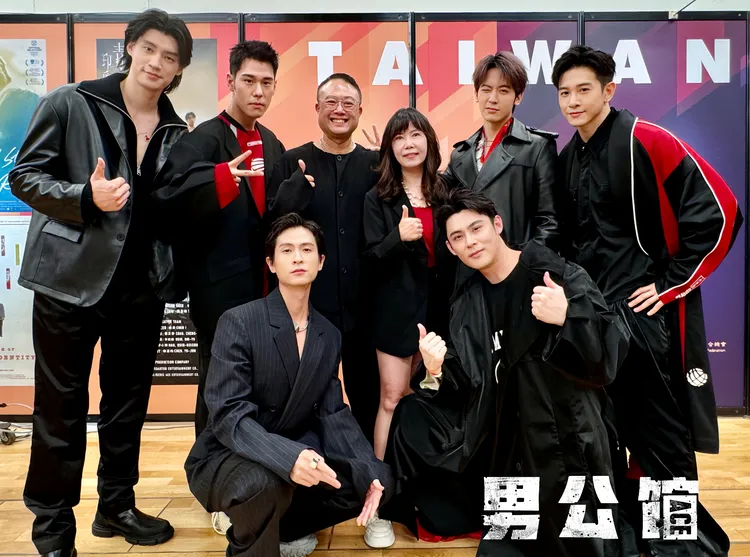 羅宏正（上排左起）、周予天、監製辛誌諭、監製張正芬、吳思賢、張立昂以及石知田（下排左起）、製作人陳奕開心在東京合影。艾瑞克艾斯股份有限公司提供