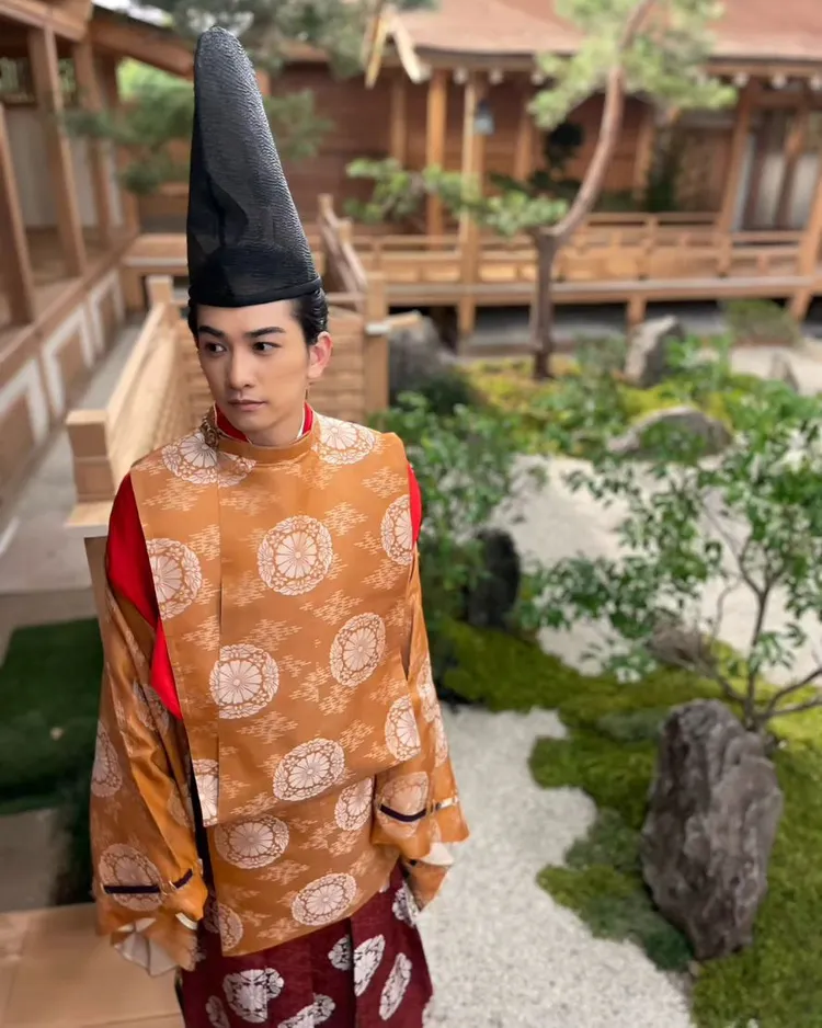 町田啓太正在拍大河劇《致光之君》，因此留了一頭長髮。翻攝町田啓太IG