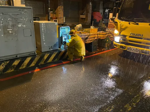 山陀兒颱風來襲！桃園觀音、新屋饋線跳脫606戶停電　台電冒雨搶修