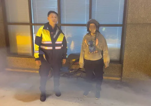 台风夜机车抛锚「顾路」 芦竹警营救女骑士解围