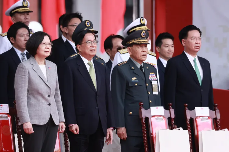 陳水扁與前總統蔡英文並肩開口唱國歌。彭欣偉攝