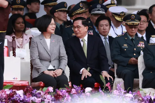 隔17年!陳水扁卸任首次出席國慶 與蔡英文並肩開口唱國歌