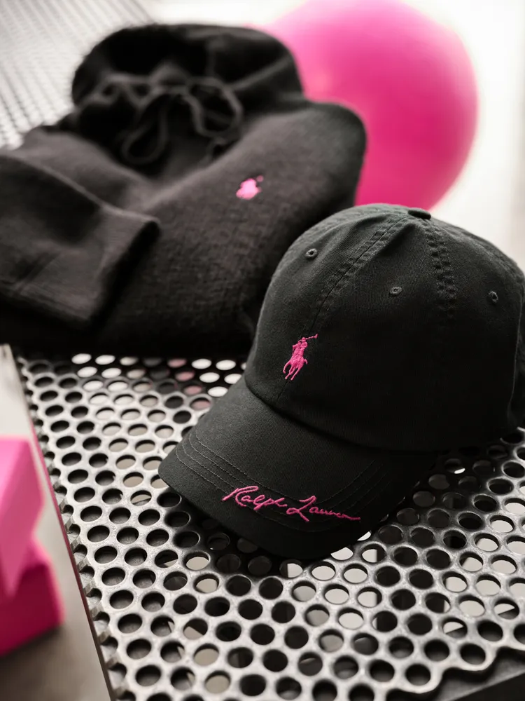 Pink Pony斜紋布棒球帽為100%捐贈收益商品。品牌提供