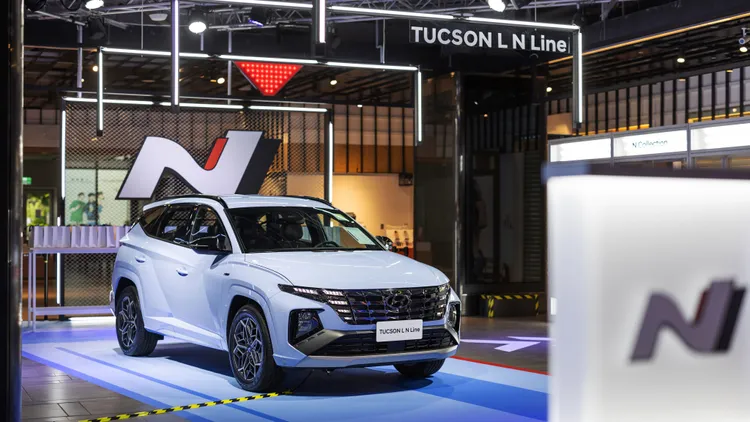 N品牌專區的另一台展出車款TUCSON L N Line則以飛翼式日行燈、矩形空氣力學前保桿和黑鉻幾何水箱護罩，展現出整車的動感與霸氣。業者提供