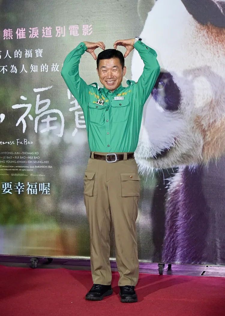 姜爺爺比出貓熊耳朵姿勢，十分可愛。彭欣偉攝