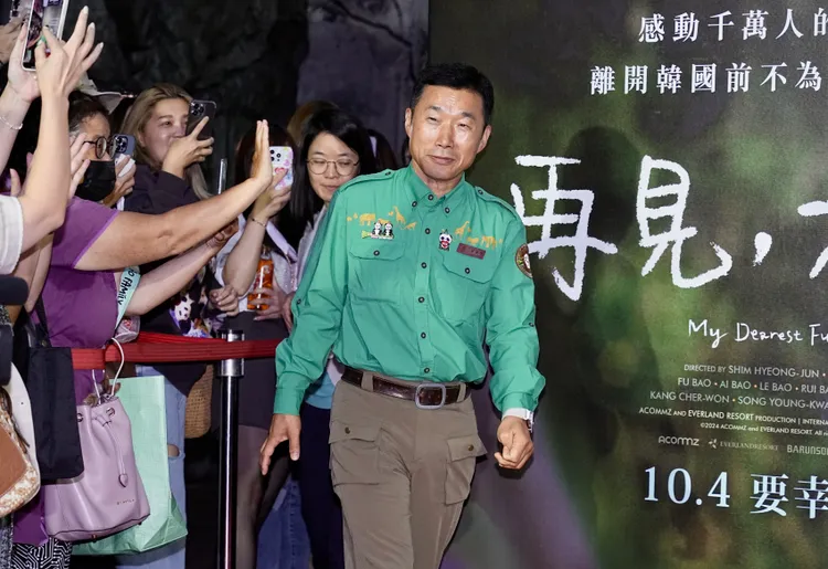 姜爺爺旋風來台，500名粉絲擠爆樂聲戲院外廣場。彭欣偉攝