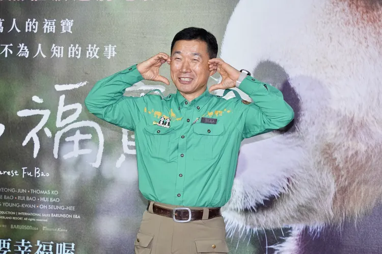 姜爺爺吃了麻辣火鍋和黑糖珍珠奶茶。彭欣偉攝