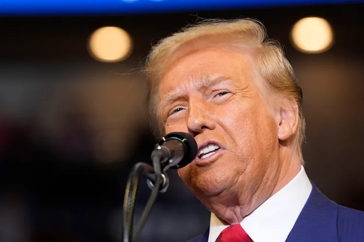 川普人身攻擊賀錦麗是蠢蛋，不能當總統。美聯社