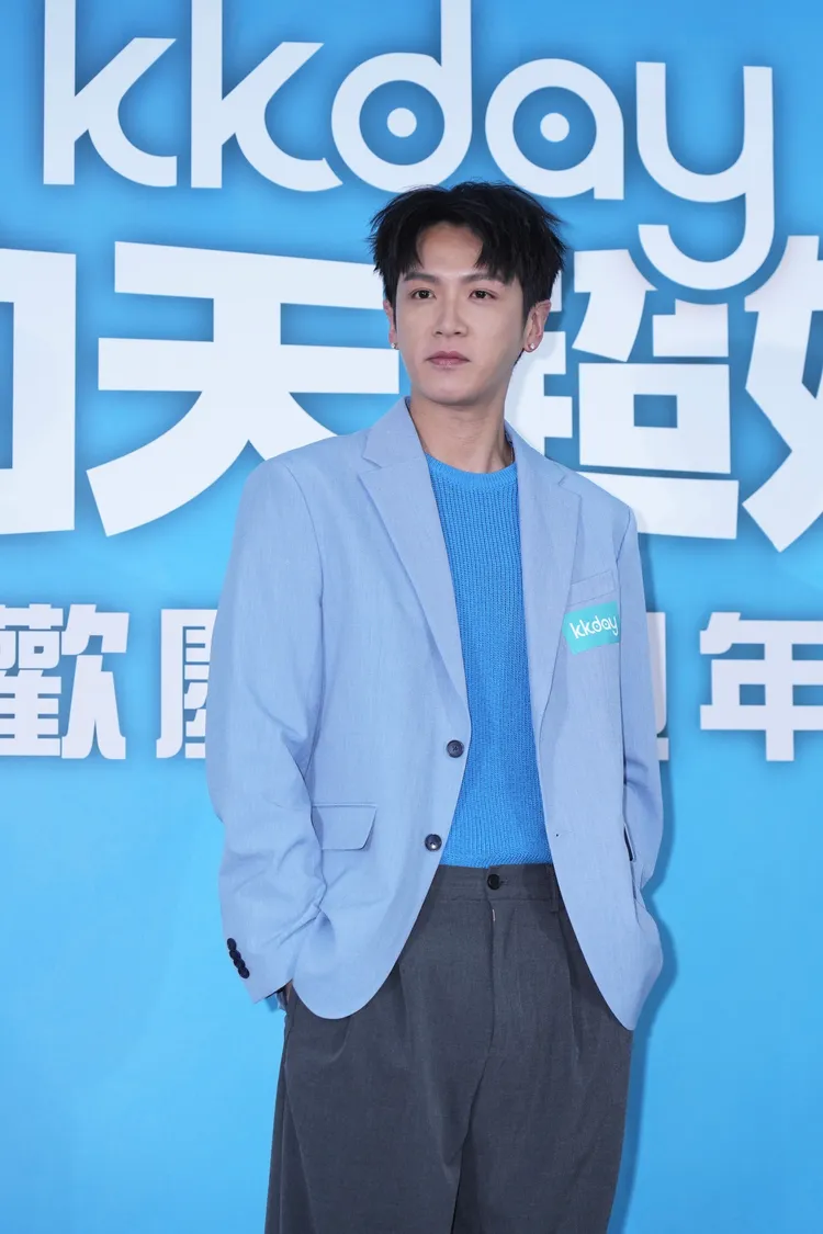 柯震東透露有收到麥當勞贈送編號12號的獵人角色卡牌包。彭欣偉攝