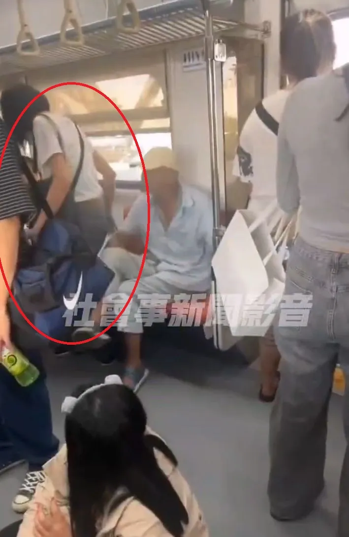 女乘客第一次想坐在博愛座時，被老翁用手推了出去。翻攝「社會事新聞影音」