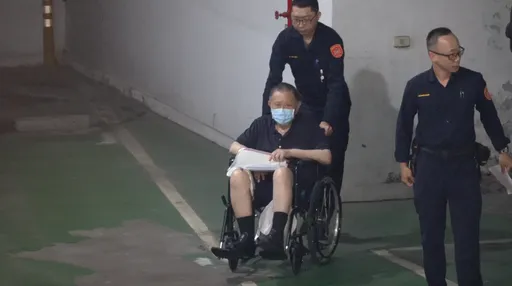  京華城弊案！檢5度提訊沈慶京　他術後再坐輪椅應訊