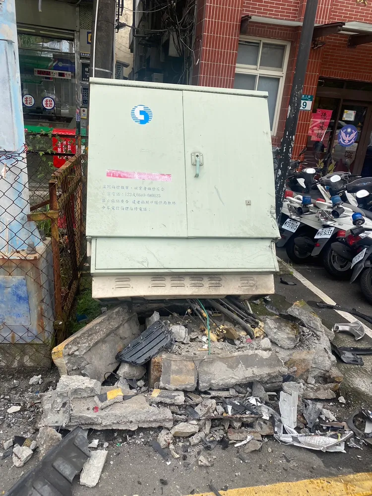 變電箱整個翹起，可見撞擊力之猛。番社畫面