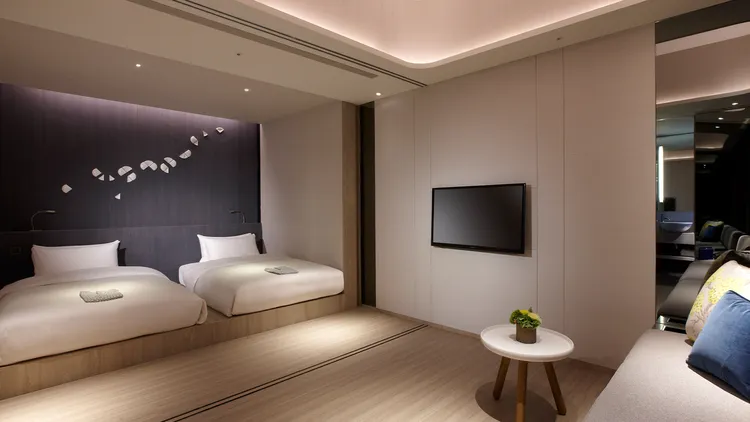 四人入住專案每人每晚最低4050元起，並加贈翌日早餐，圖為泉思套房兩中床。業者提供