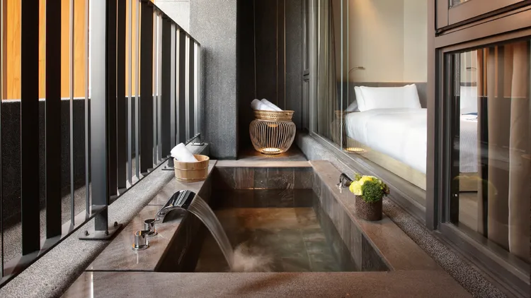 每房並配有專屬半露天景觀湯池，讓旅客可以盡情享受碳酸氫鈉美人湯泉的極致體驗。業者提供