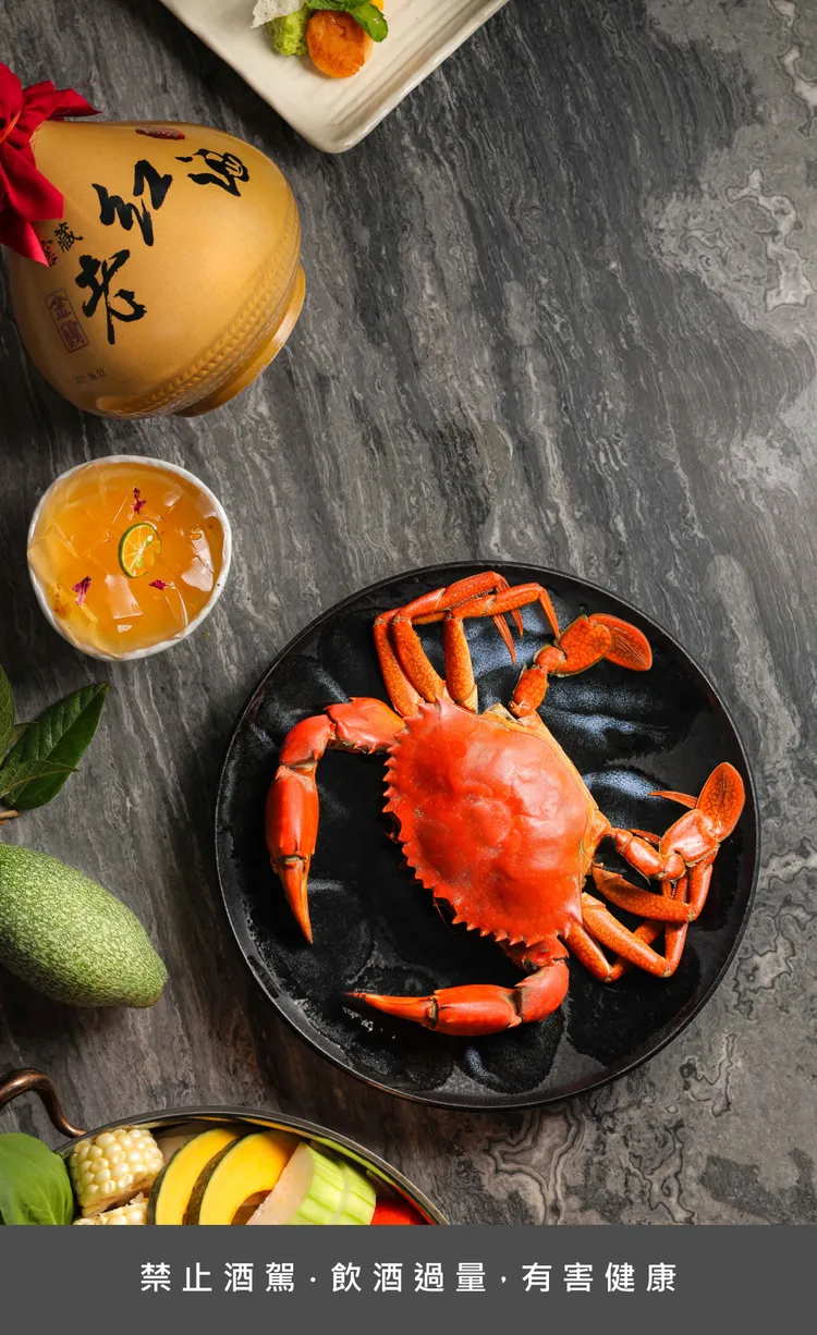 入住除可大啖「金雞老紅酒沙公火鍋套餐」，再加贈翌日輕日式自助式早餐，更可無限享用迎賓茶點。業者提供