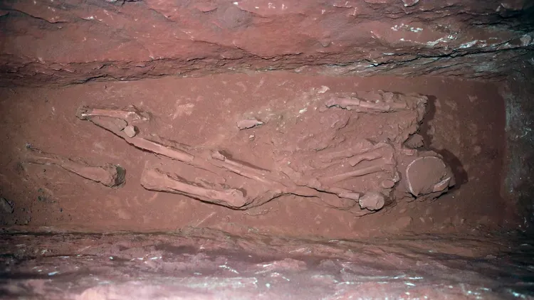 此次在新墓穴中出土的2000年人骨。翻攝自《未知的探險》