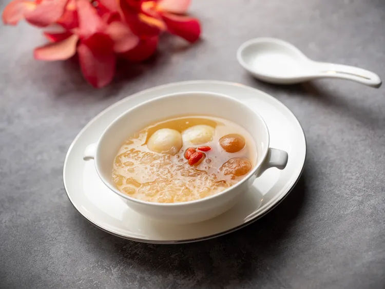 「薑茶明珠燉燕窩」將風乾的桂花與老薑、普洱茶與蔗糖精心煮製成桂花薑茶，搭配自製的地瓜水晶圓，最後加入燕窩及桂圓一起燉煮，入口幸福感油然而生。業者提供