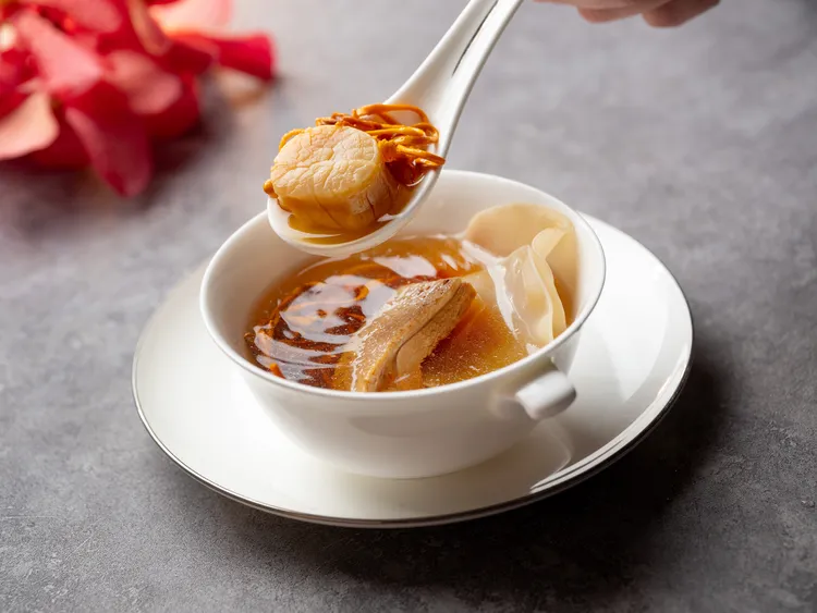 「蟲草花水鴨燉瑤柱」添以蟲草花的獨特馥郁香氣，嘗一口充滿鮮甜的湯頭，滿口縈繞著溫潤香甜。業者提供