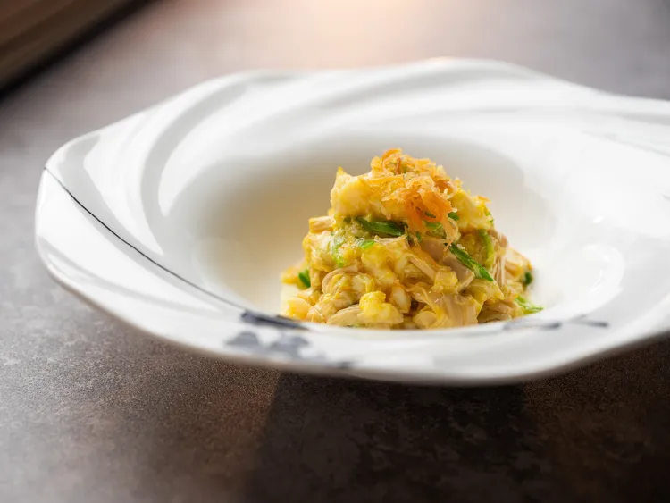 「蟹粉龍蝦鬆燴鮮腐竹」主廚將蟹黃、蟹肉和雞湯一起製成香醇鮮濃的蟹粉，香濃的秋蟹海味與腐竹的清鮮柔嫩令人難以忘懷。業者提供